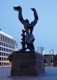 Escultura "Cidade Destruída"