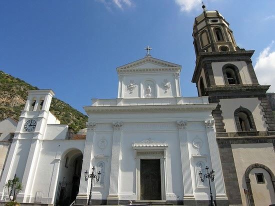 Basilica Pontificia S. Maria Del Lauro