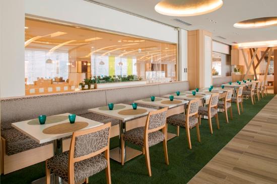 Cafe & Buffet Restaurant Dish Parade