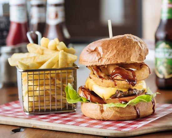 Castello's Foresters Arms Hotel