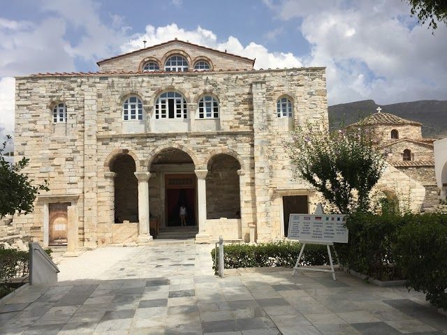 Igreja de Ekatontapyliani